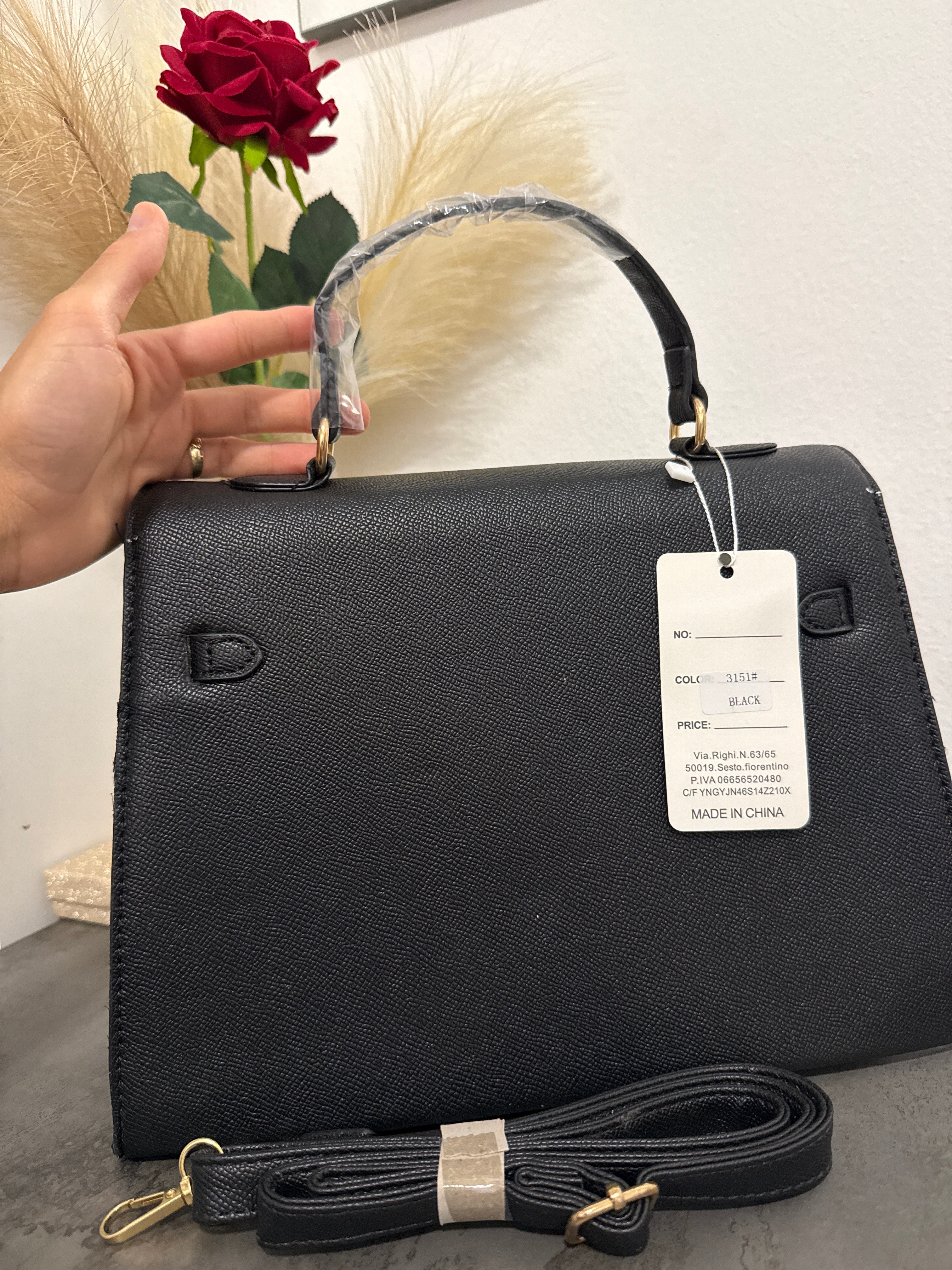 Borsa a Mano Nera Kelly Elegante con Tracolla - Effetto Saffiano Oro | Villa Como Shop
