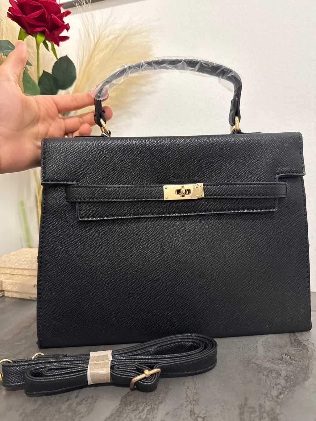 Borsa a Mano Nera Kelly Elegante con Tracolla - Effetto Saffiano Oro | Villa Como Shop