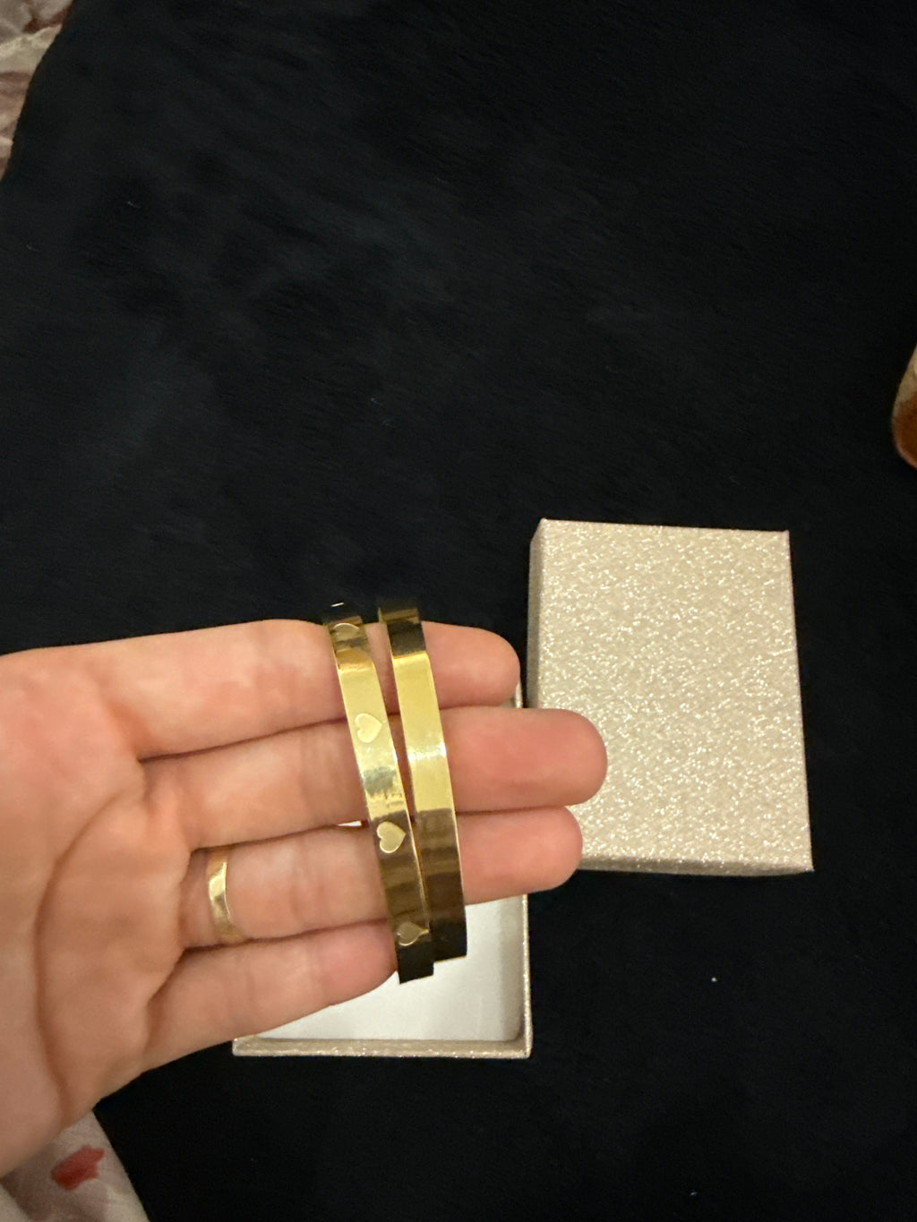 Bracciale Rigido Oro con Cuori Incisi | Bangle Love Style Acciaio Inox | Coppia 2 pezzi