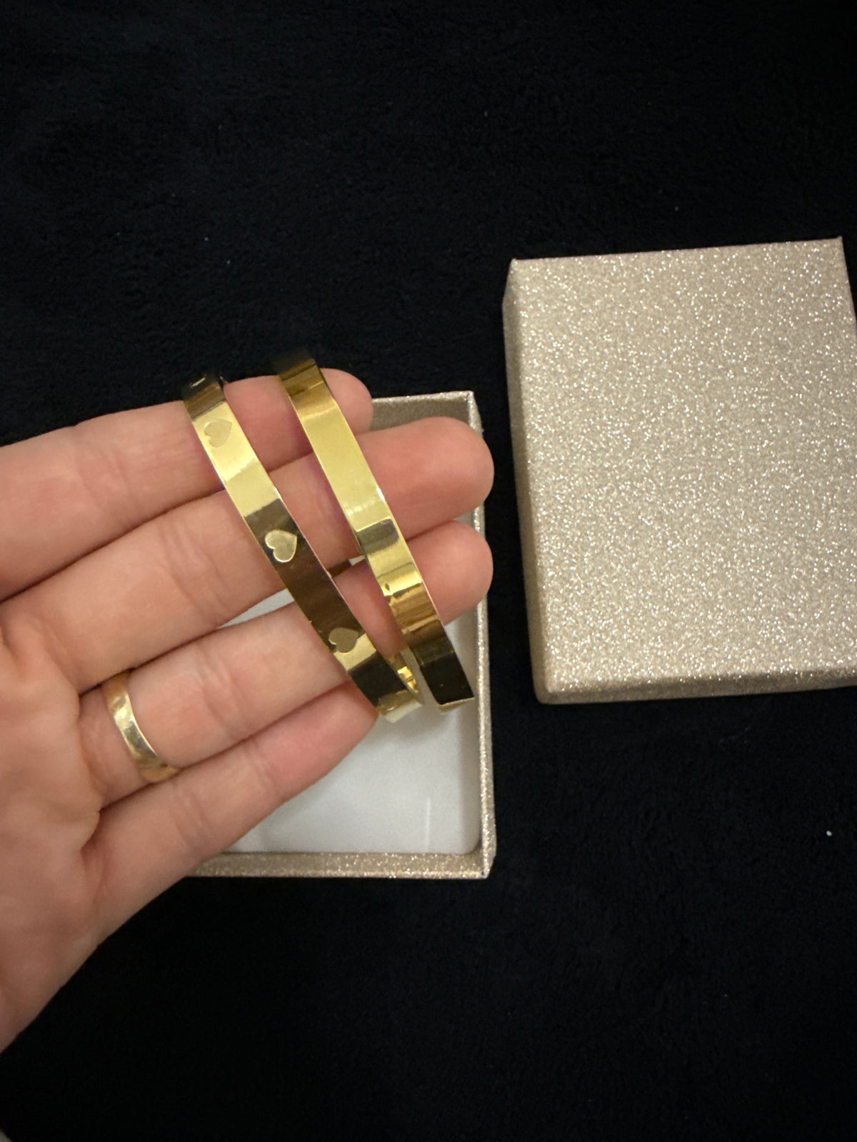 Bracciale Rigido Oro con Cuori Incisi | Bangle Love Style Acciaio Inox | Coppia 2 pezzi