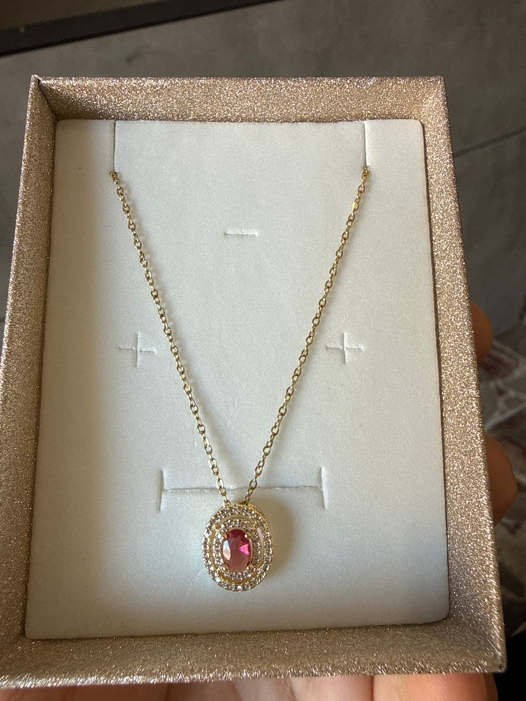 Collana Aura Rubino - Pendente Ovale Rosso con Doppio Halo di Zirconi Oro