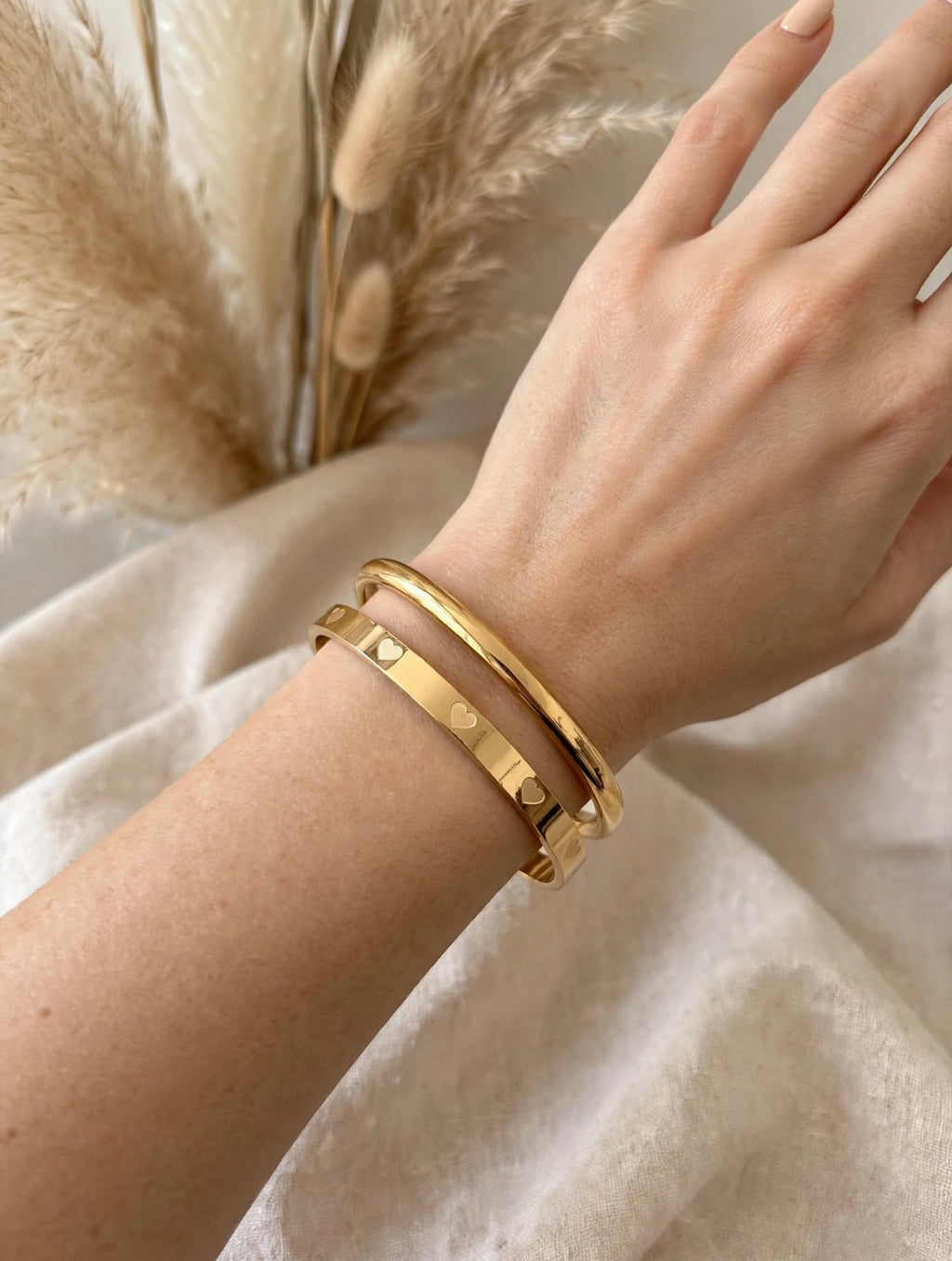 Bracciale Rigido Oro con Cuori Incisi | Bangle Love Style Acciaio Inox | Coppia 2 pezzi