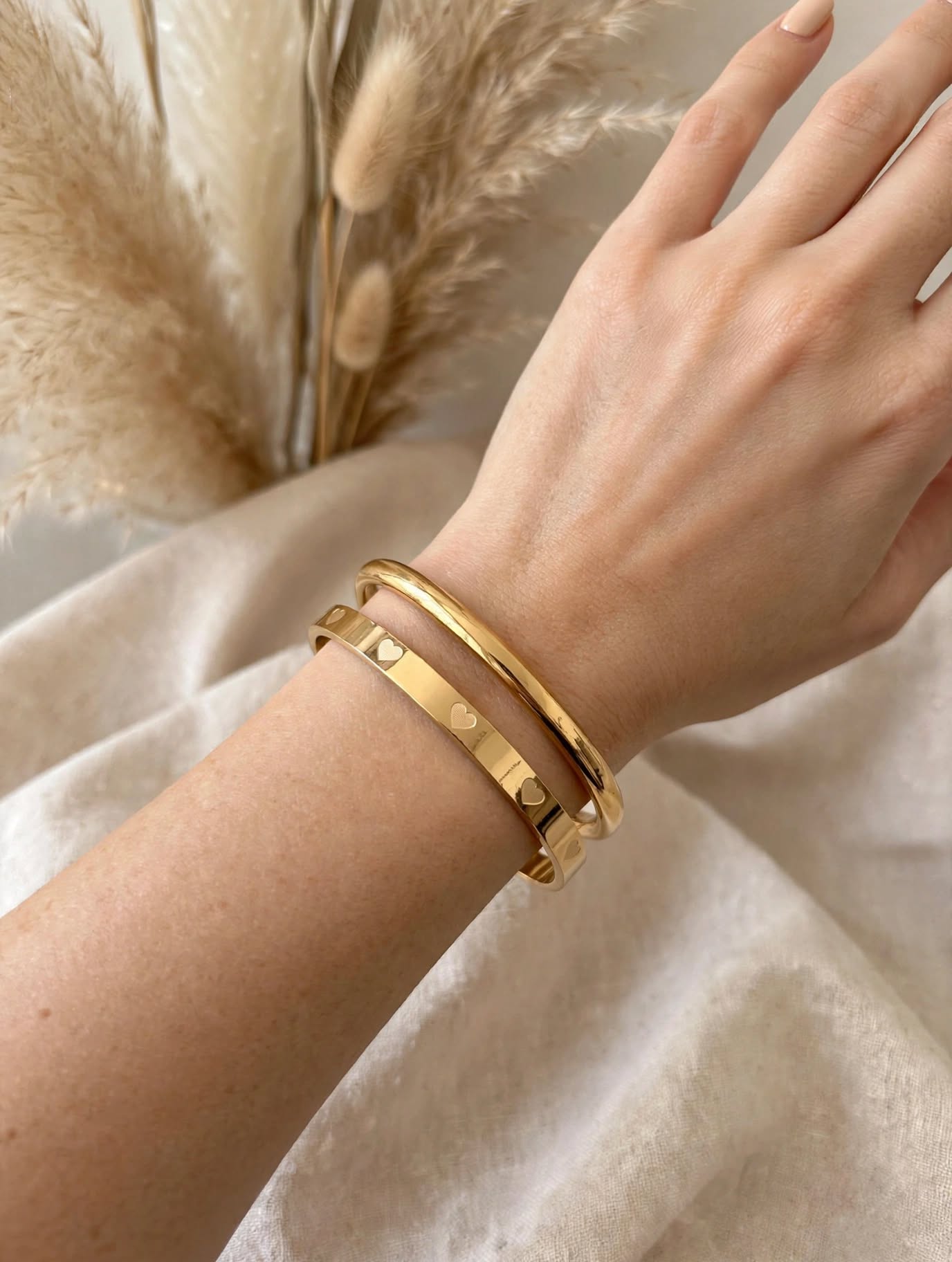 Bracciale Rigido Oro con Cuori Incisi | Bangle Love Style Acciaio Inox | Coppia 2 pezzi
