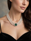 Collana Perle a 3 Fili con Pietra Smeraldo - Eleganza Vintage | Emerald Pearl Choker