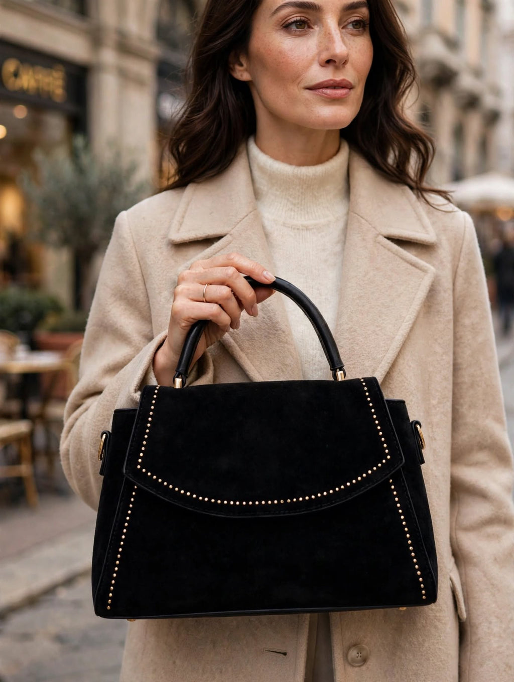 Borsa Nera in Velluto con Tracolla e Borchie Oro - Collezione Inverno