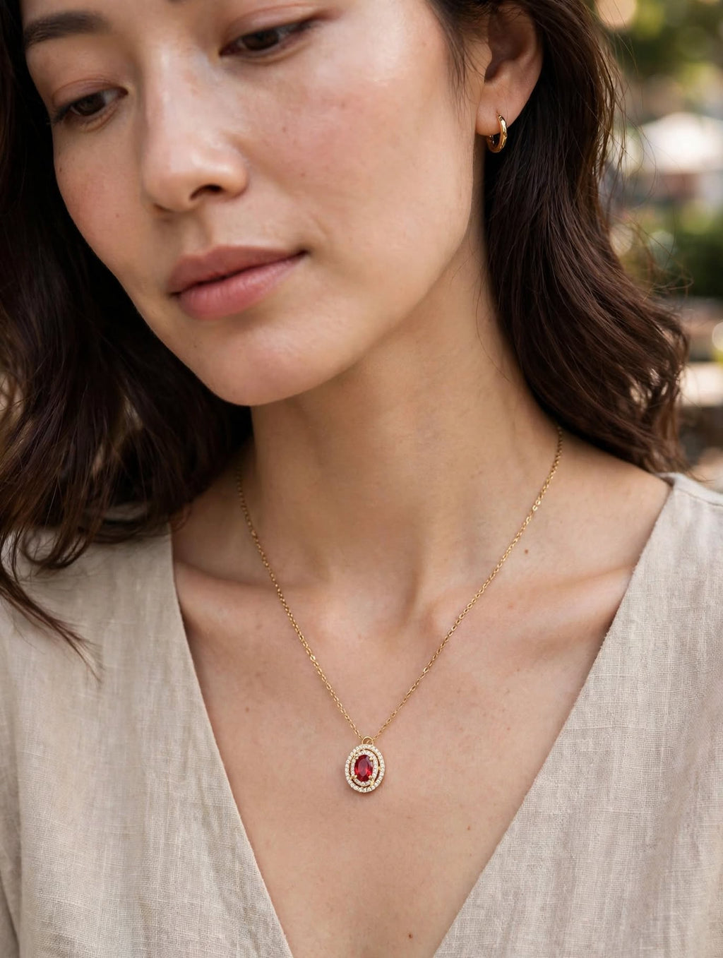 Collana Aura Rubino - Pendente Ovale Rosso con Doppio Halo di Zirconi Oro