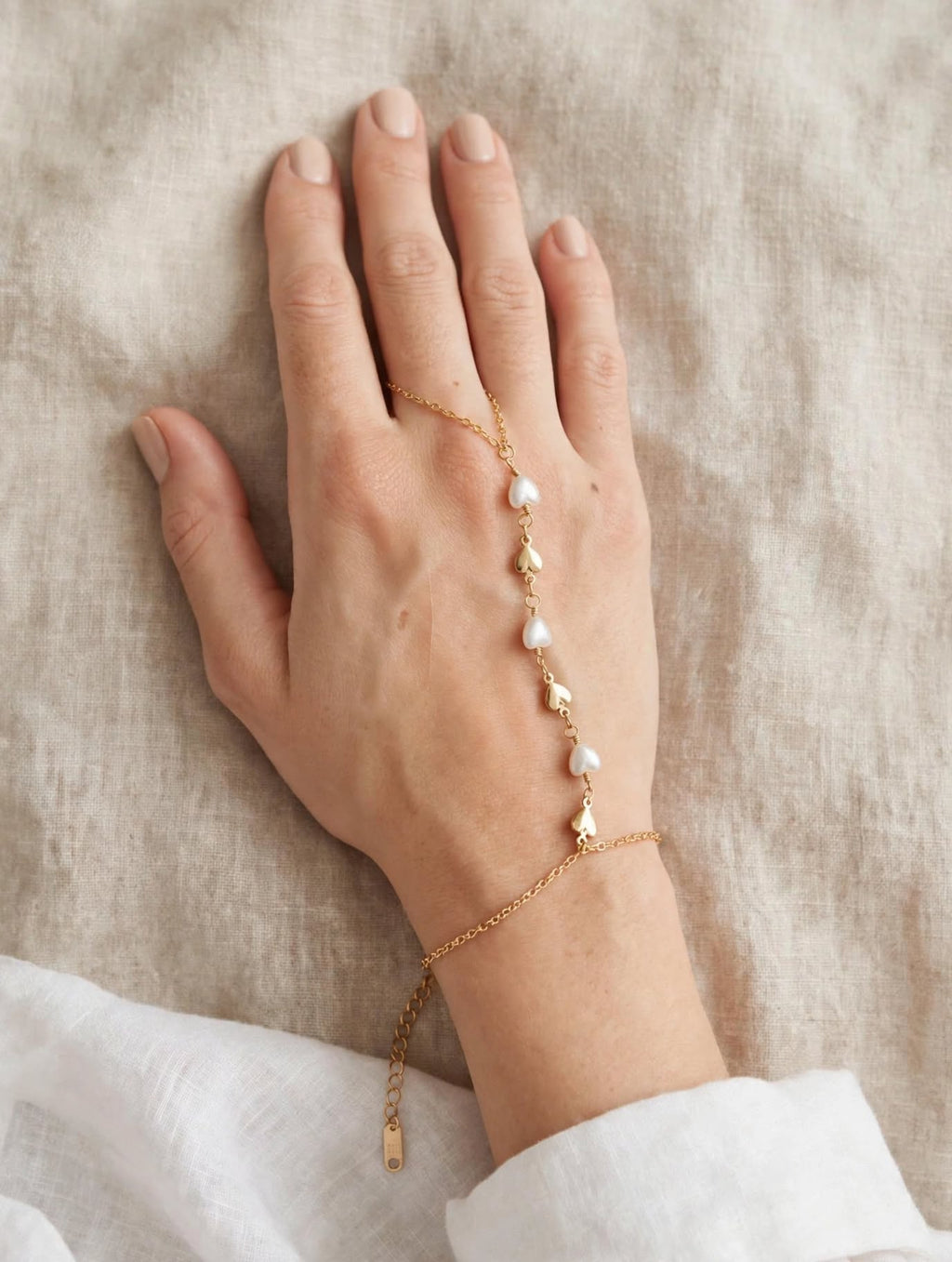 Bracciale Baciamano Cuori Perla | Catena Mano Anello - Gold Heart