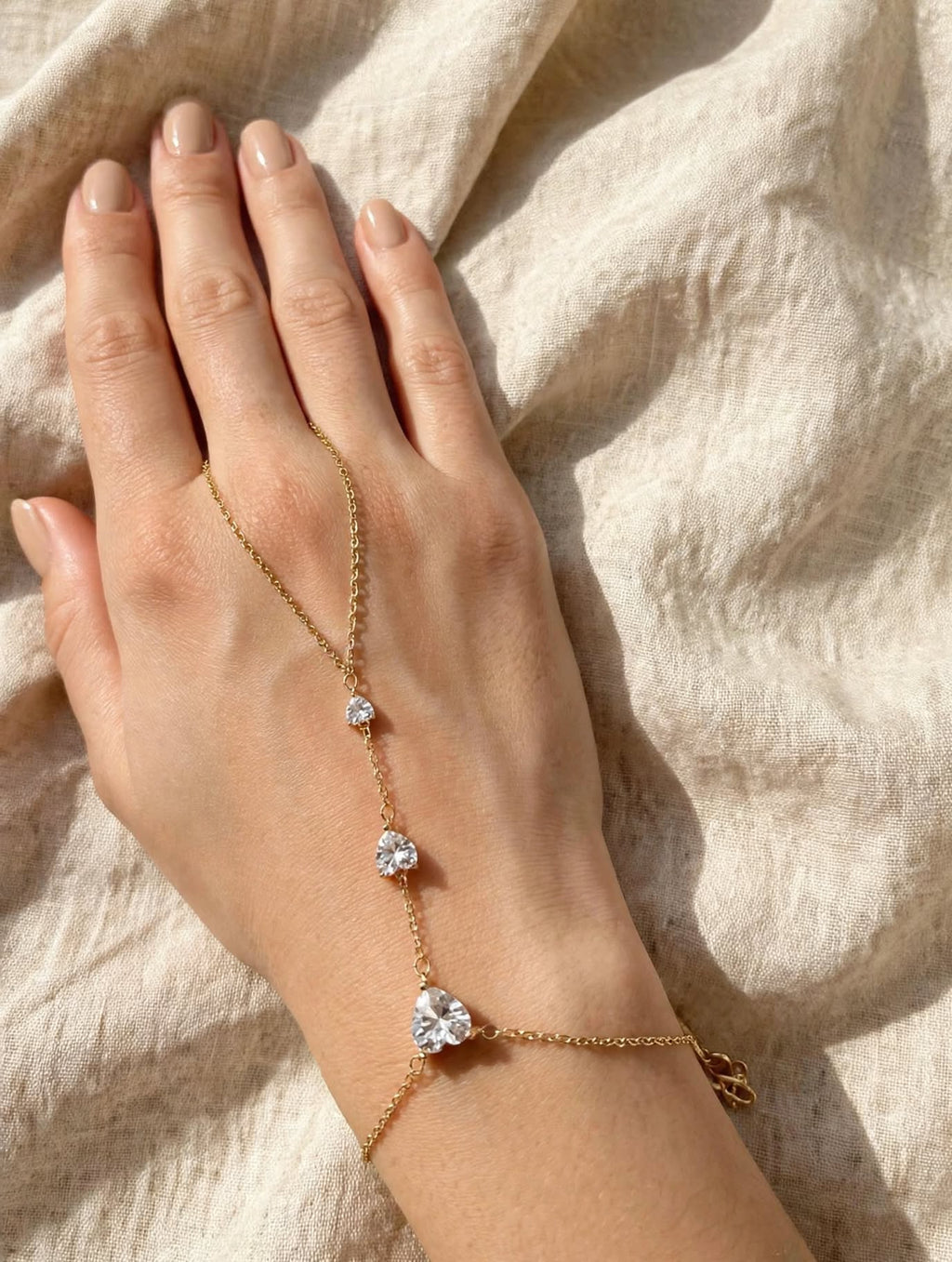 Baciamano Cuori Zirconi Bianchi | Bracciale con Anello Gold - Eleganza Pura