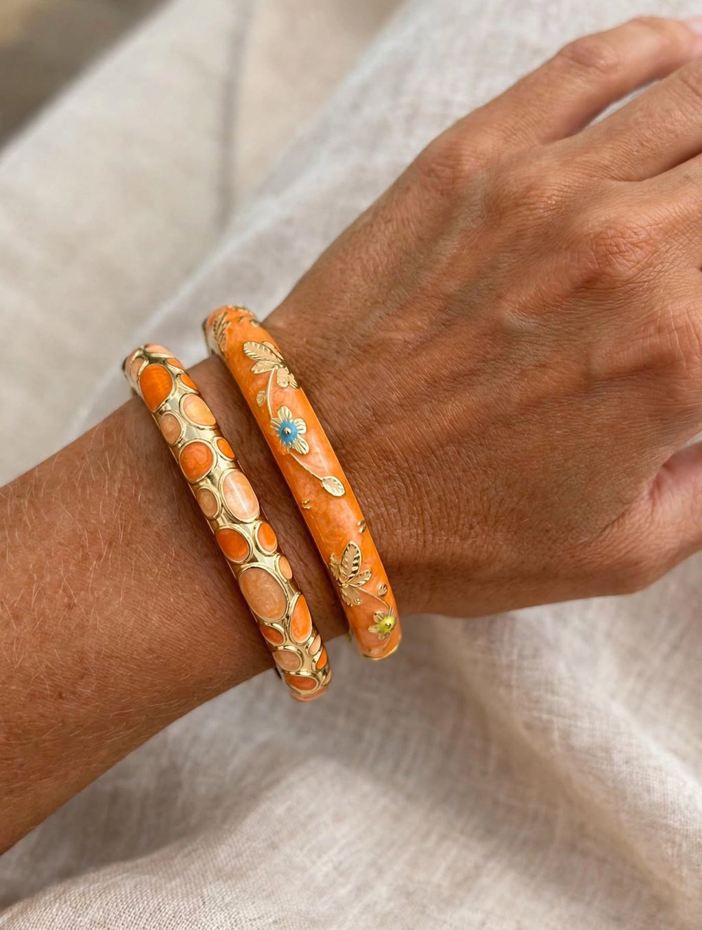 Set 2 Bracciali Bangle Smalto Arancio - Fiori Dorati e Cristallo Azzurro