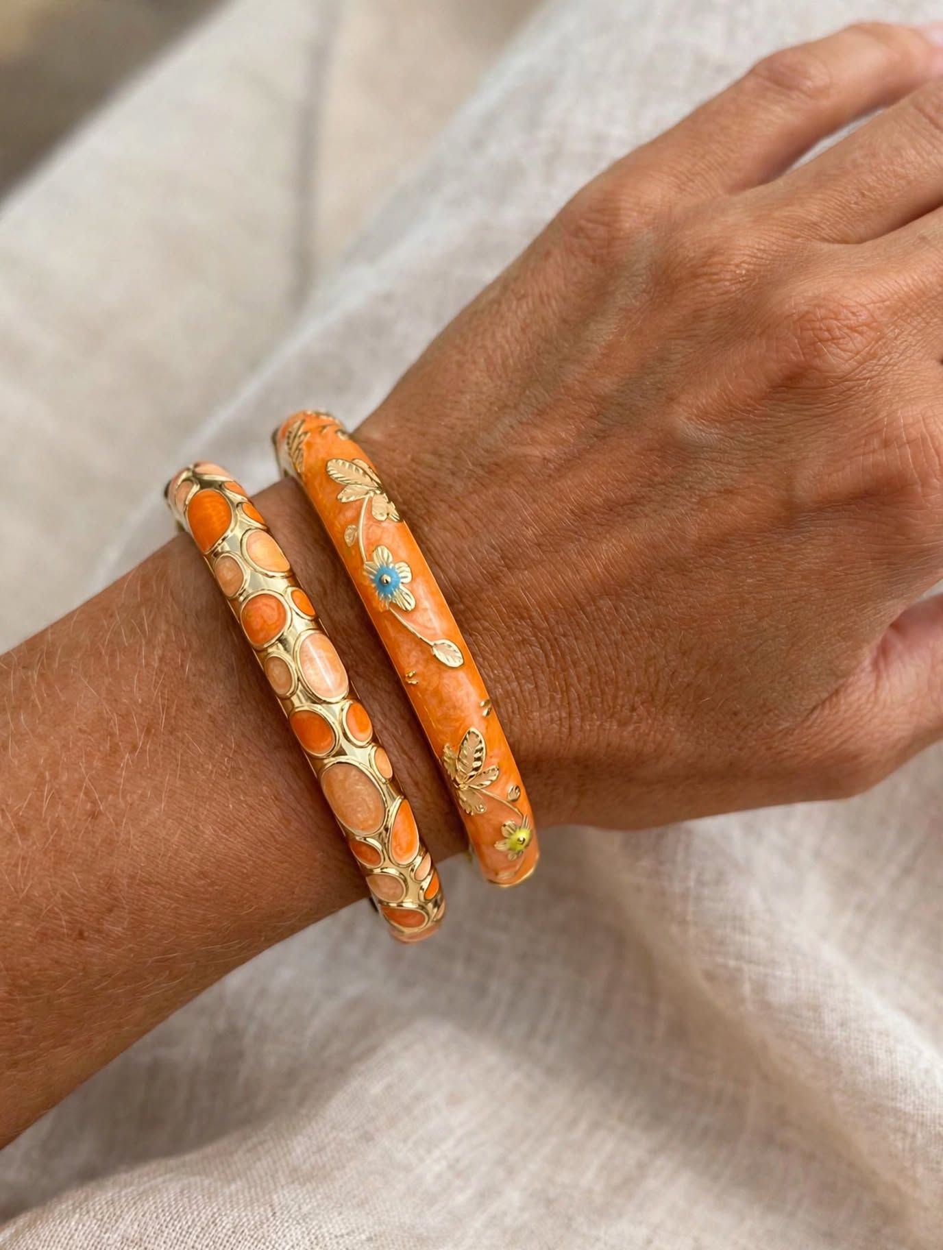 Set 2 Bracciali Bangle Smalto Arancio - Fiori Dorati e Cristallo Azzurro